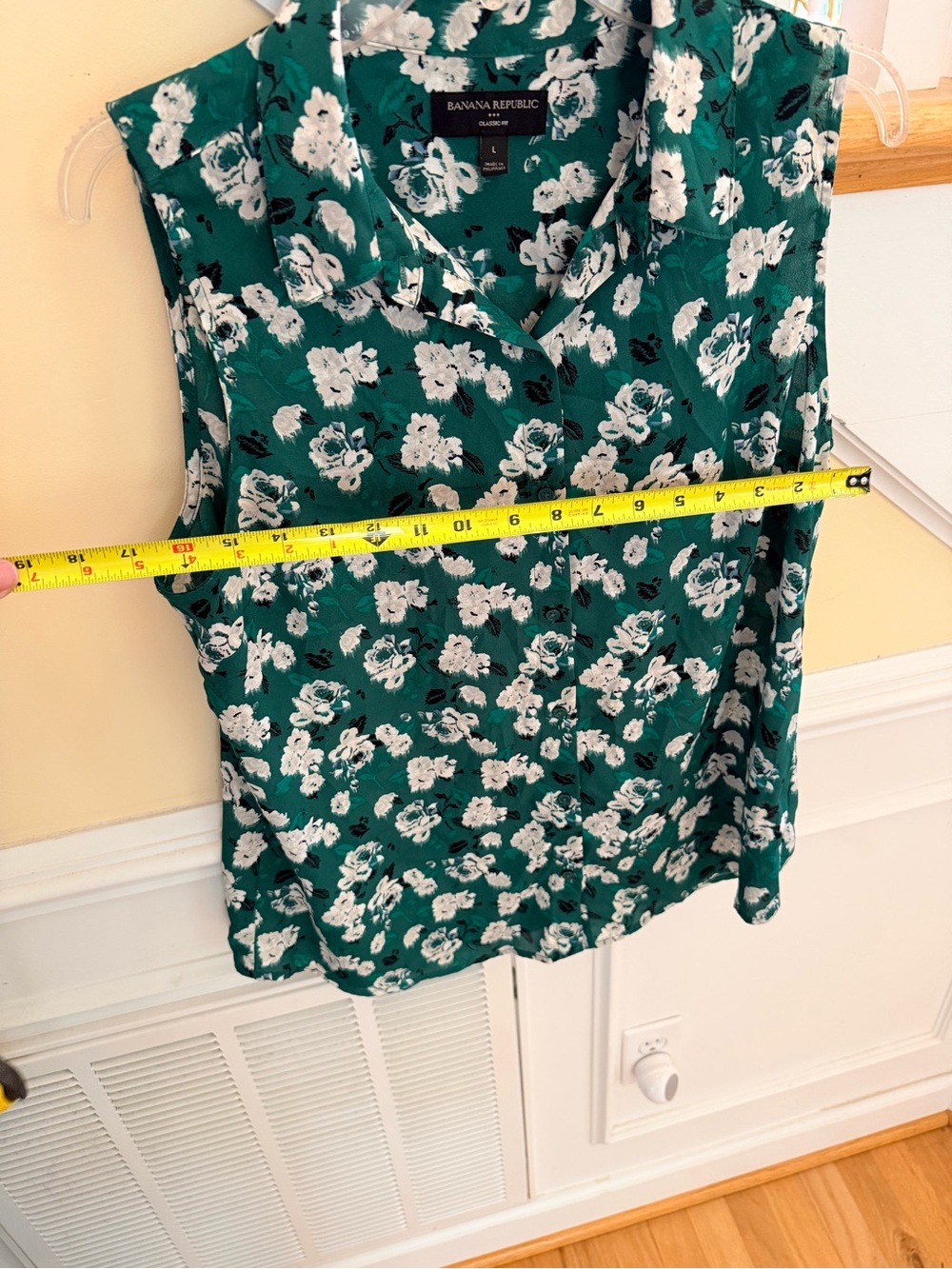 Ladies Sz Large "Banana Republic" Green Floral Sleeveless Blouse Classic Fit GUC - Picture 4 of 6